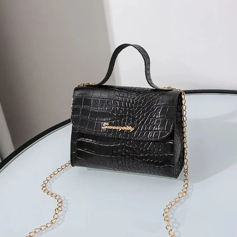 Sophie - stilig crossbody-veske med gullkjederem og stilfull klaff foran