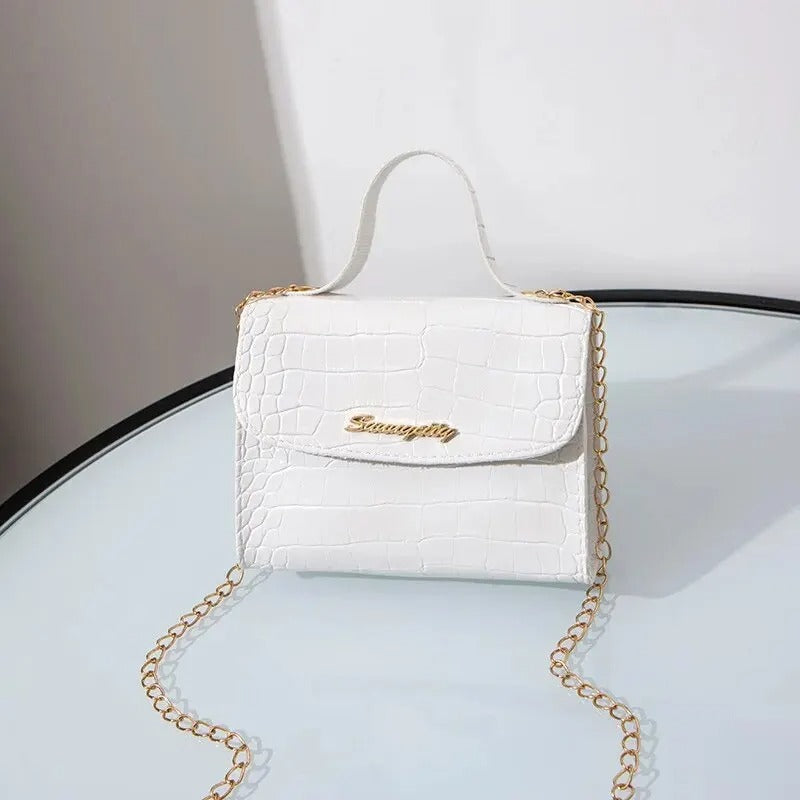 Sophie - stilig crossbody-veske med gullkjederem og stilfull klaff foran