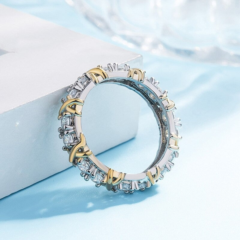 EternaGlow - Gullbelagt ring med strålende design for evig kjærlighet