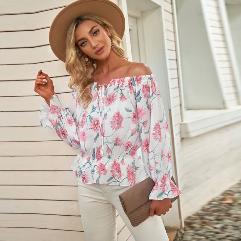 Sophia - Stilig blomstret bluse med volanger og elegante skulderutskjæringer