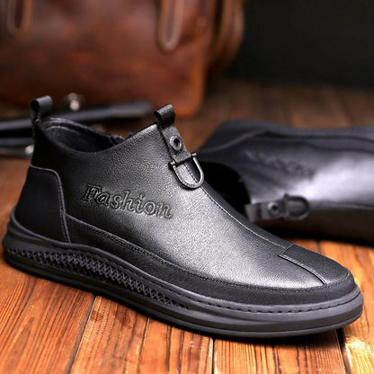 Celeste - Stilige svarte ankelstøvler med glidelåslukking og elegante perforerte detaljer