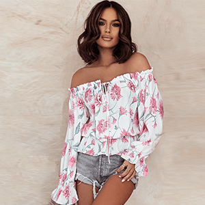 Sophia - Stilig blomstret bluse med volanger og elegante skulderutskjæringer