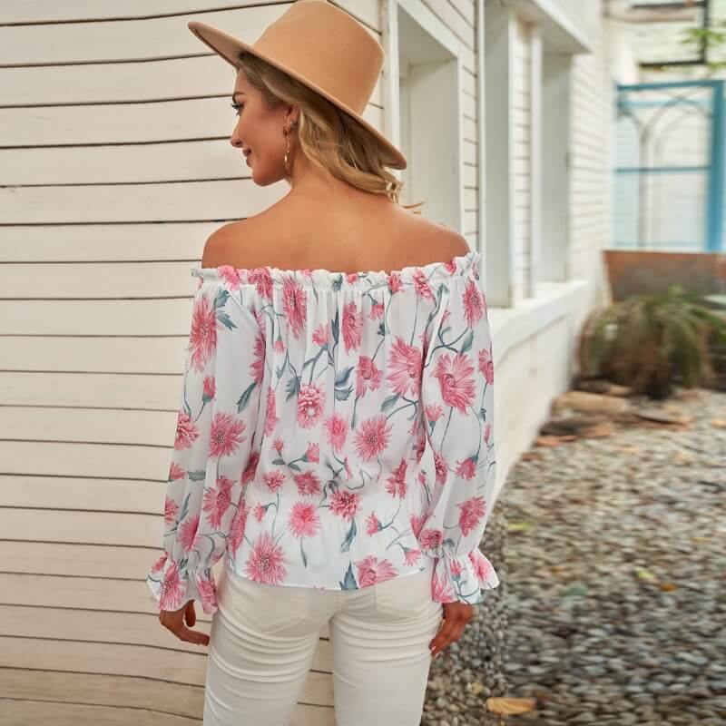 Sophia - Stilig blomstret bluse med volanger og elegante skulderutskjæringer