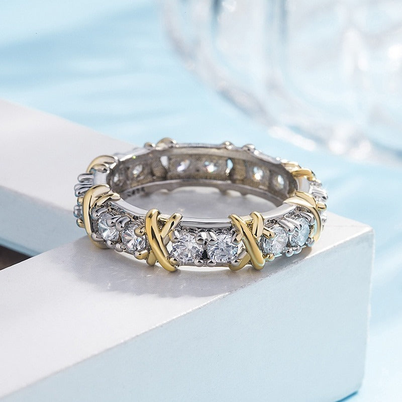 EternaGlow - Gullbelagt ring med strålende design for evig kjærlighet
