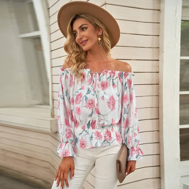 Sophia - Stilig blomstret bluse med volanger og elegante skulderutskjæringer