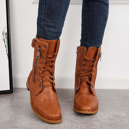 Eva - Lette støvler med glidelås på siden og spennedetalj