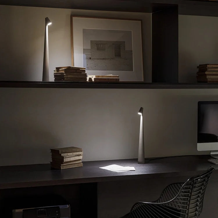 LumaRay – Moderne bordlampe med justerbart hode for allsidig belysning