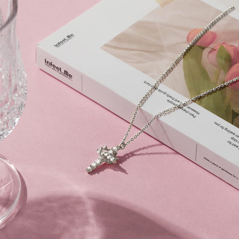 Bella - Anheng med krone og kors for tidløs eleganse