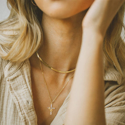 Bella - Anheng med krone og kors for tidløs eleganse