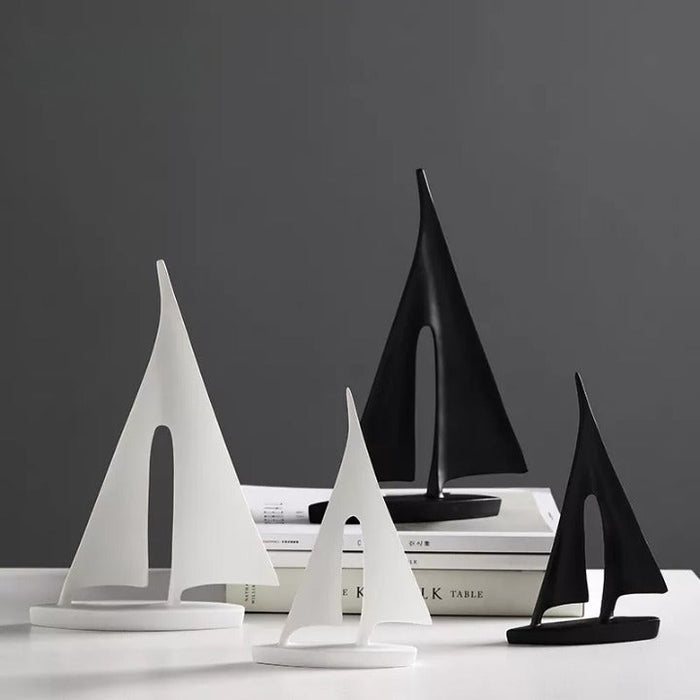 SailWhisper – Dekorativ seilbåtskulptur med ren silhuett og minimalistisk uttrykk
