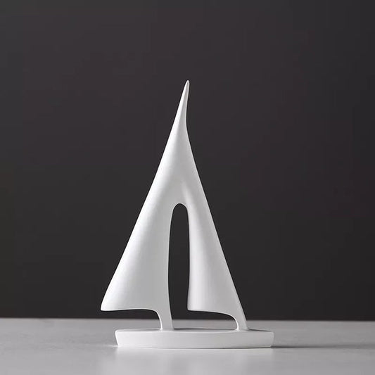SailWhisper – Dekorativ seilbåtskulptur med ren silhuett og minimalistisk uttrykk