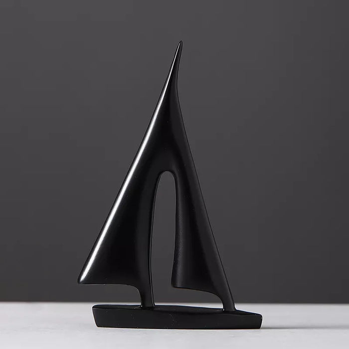 SailWhisper – Dekorativ seilbåtskulptur med ren silhuett og minimalistisk uttrykk