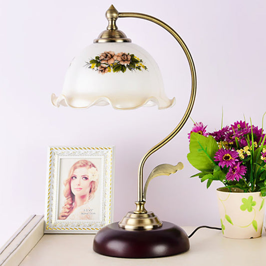 GlowBrim – Dekorativ bordlampe med buet hals og kamskjellformet blomsterglassskjerm