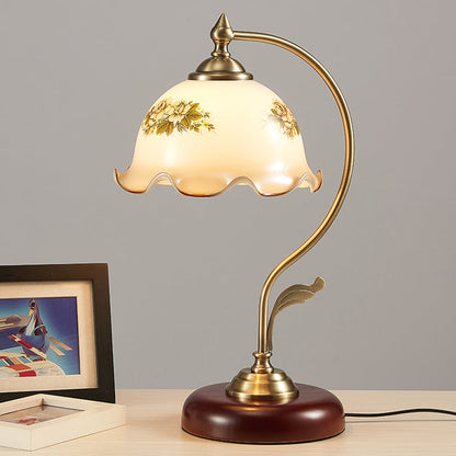 GlowBrim – Dekorativ bordlampe med buet hals og kamskjellformet blomsterglassskjerm