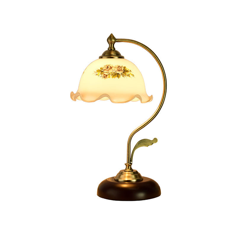 GlowBrim – Dekorativ bordlampe med buet hals og kamskjellformet blomsterglassskjerm