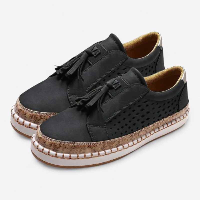 Synne – Slip on sneakers med rund tå og duskdetaljer