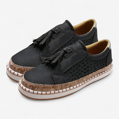 Synne – Slip on sneakers med rund tå og duskdetaljer