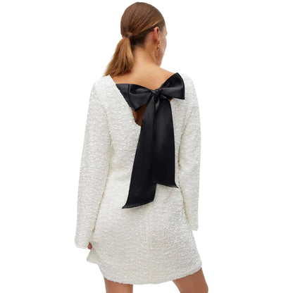 Esme - Trendy minikjole med lange ermer og sløyfedetaljer bak