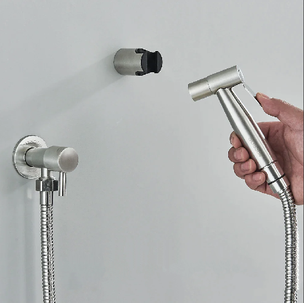 AquaFlow - dusjhode med justerbart trykk og sprutfri design