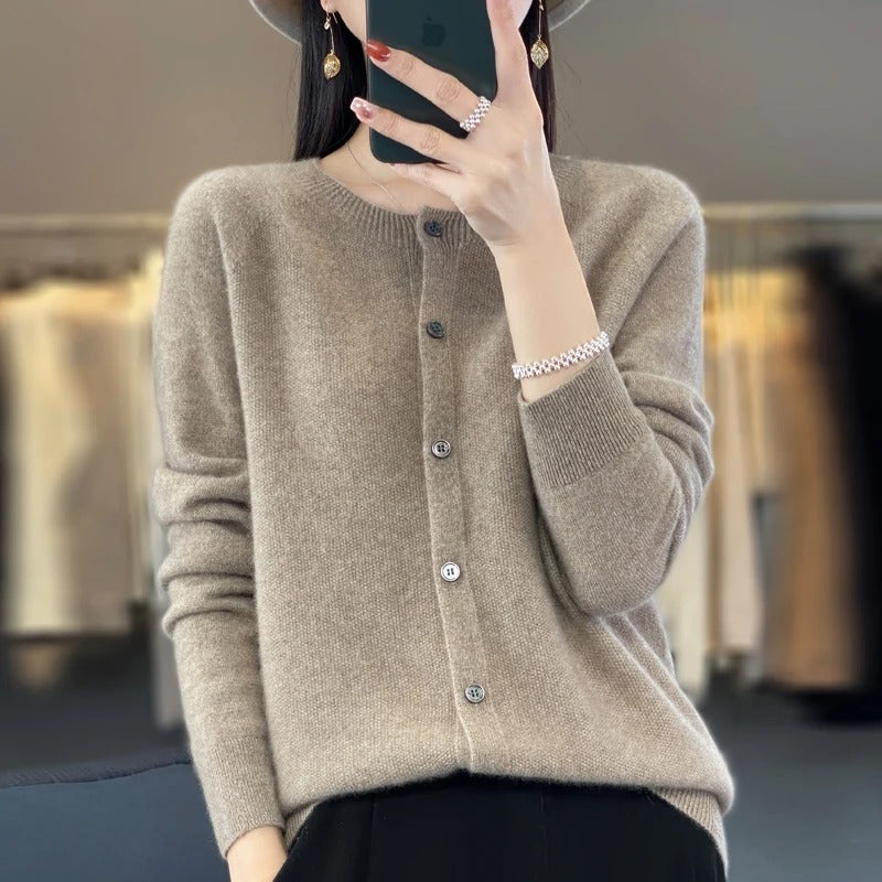 Nora - Klassisk passform cardigan med knappelukking og lange ermer