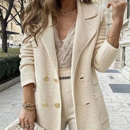 Anneliese – Langermet jakke med krage og dobbel knappelukking