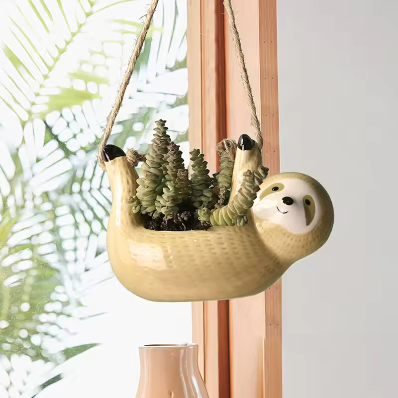 SoftStyle keramisk hengende planteholder med dovendyr-design