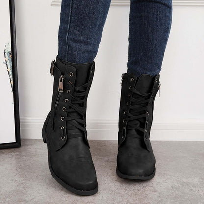 Eva - Lette støvler med glidelås på siden og spennedetalj