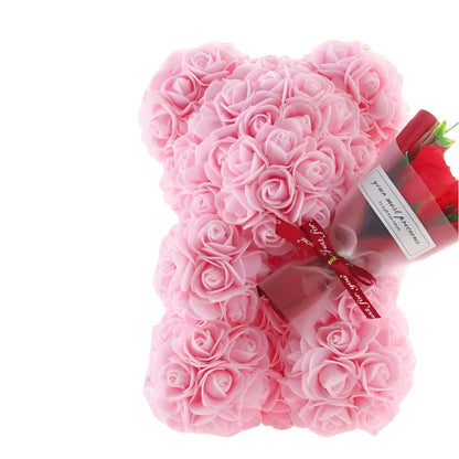 RoseBloom – Klassisk blomsterteddybjørnpynt med gavebukett