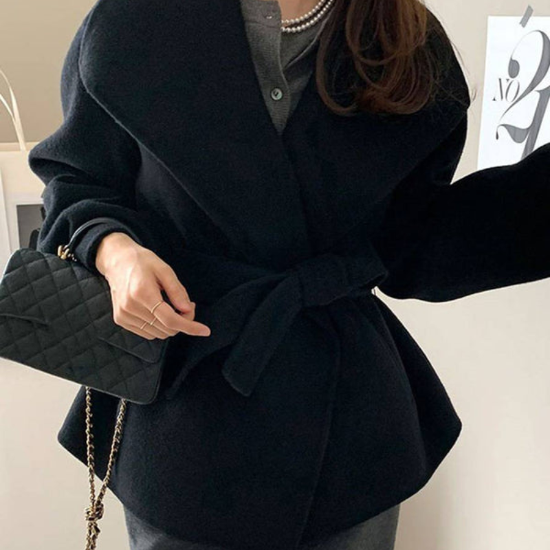 Malin – Mellomlang omslagskåpe med belte i livet og lange ermer