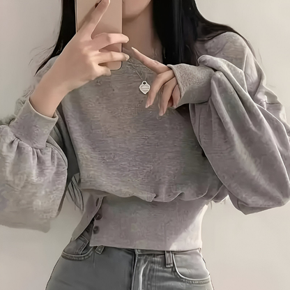 Nora – Bluse med rund hals, lange ermer og knappdetaljer