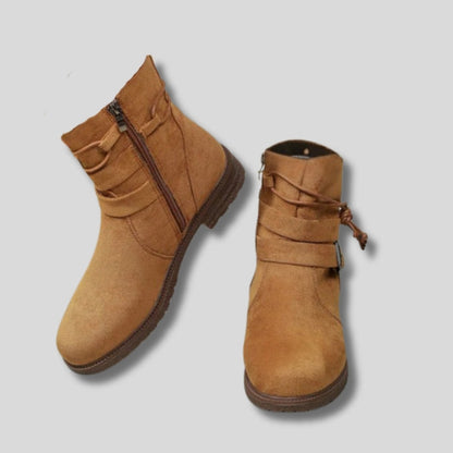 Reina ankelstøvletter med spennedetalj og lav blokkhæl