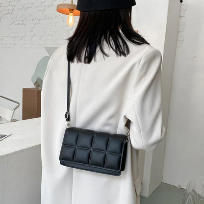 Nova – Elegant skulderveske med klassisk klaff og slank silhuett