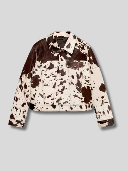 Calla – Jakke med dristig ku-print og klassisk silhuett med lommer