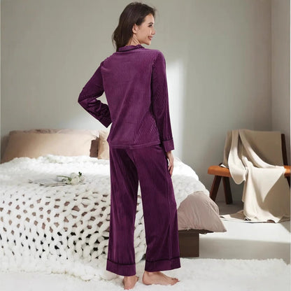 Elodie – Moderne pyjamassett med skjortetopp med V-hals og vidde bukser med elastisk midje