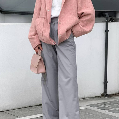 Laura – Kort Fleece Kåpe med Knapper på Lommelykkekrage og Lange Ermer