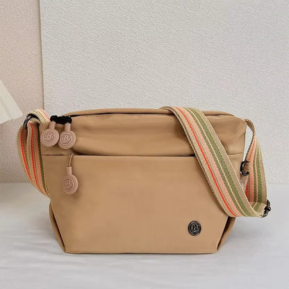 Brooklyn – Skulderveske med justerbare stropper og glidelåslommer