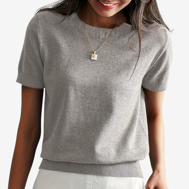 Isla – Kortermet T-skjorte med Rund Hals og Ribbestrikket Kant