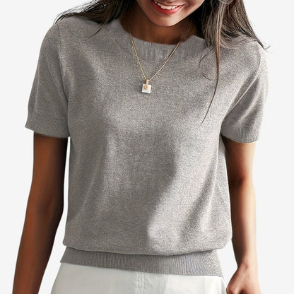 Isla – Kortermet T-skjorte med Rund Hals og Ribbestrikket Kant