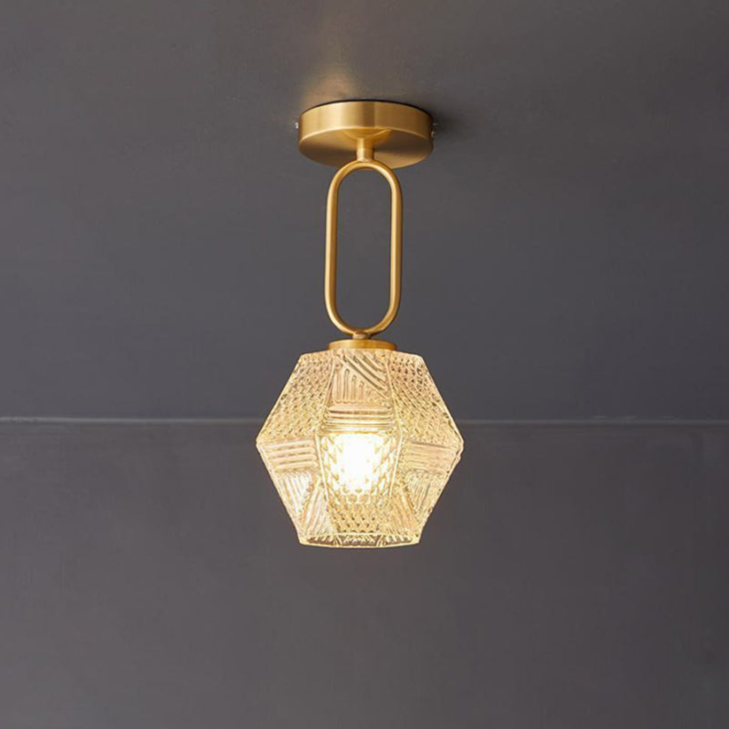 GlowJewel – Messing og Glass Taklampe med Diamantskåret Design