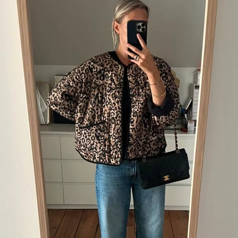 Elara – Langermet Kåpe med Framlommer og Knappedetaljer