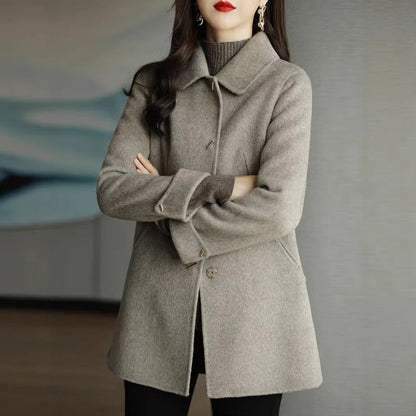 Nora – Langermet Kåpe med Knappelukking og Brettet Krage