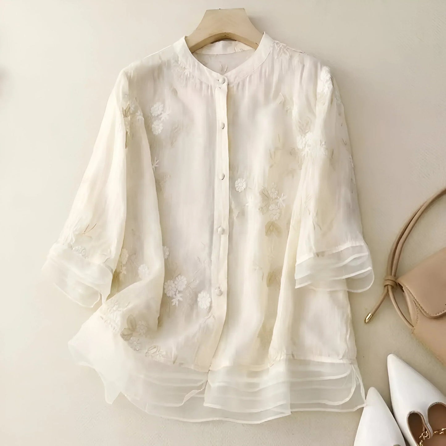 Monica - Brodert bluse med flytende passform og trekvart ermer