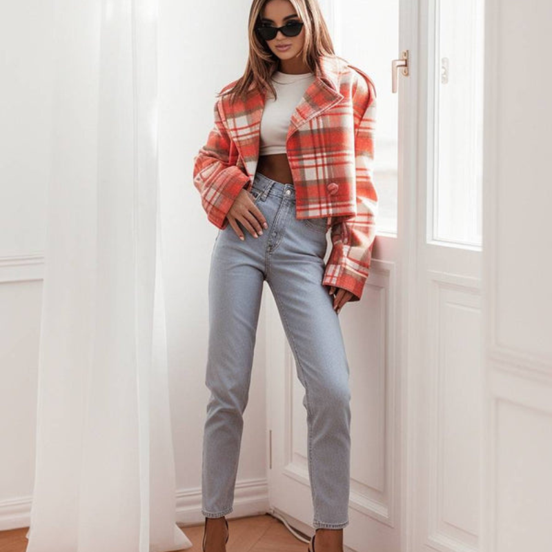 Maja – Kort kåpe med dobbeltspent rutemønster og lange ermer