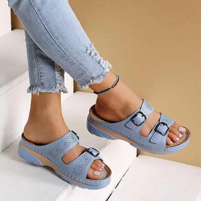Olivia - Slide on sandaler med justerbare spenner og perforert overdel
