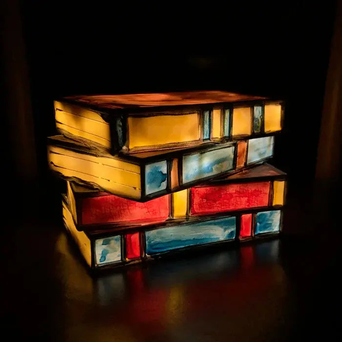 GlowTome - Kunstnerisk boklampe med intrikate glassdetaljer