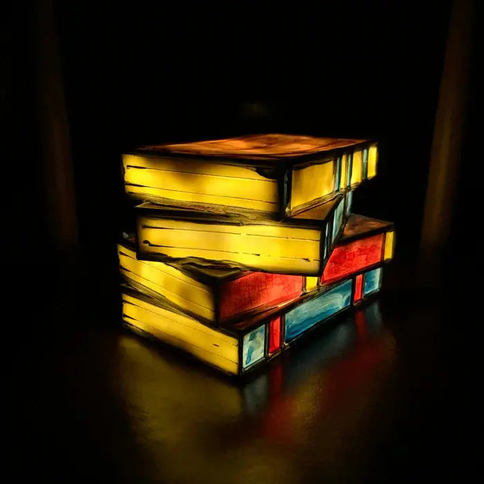 GlowTome - Kunstnerisk boklampe med intrikate glassdetaljer
