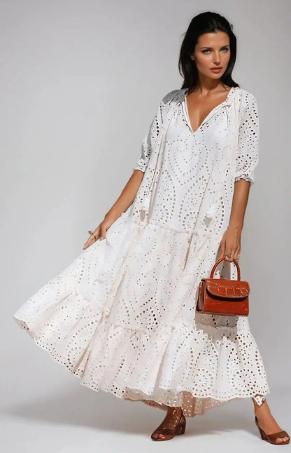 Addison - Chic hvit eyeletkjole med puffede ermer