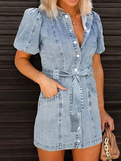 Olivia - Klassisk denimkjole med belte i midjen og puffede ermer