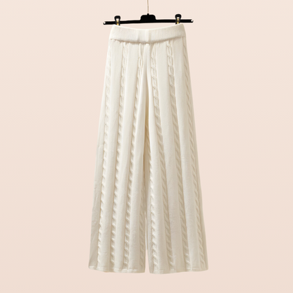 Lena - Koselig strikkesett med myk vest og ribbestrikket design