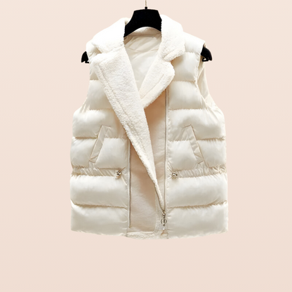 Lena - Koselig strikkesett med myk vest og ribbestrikket design